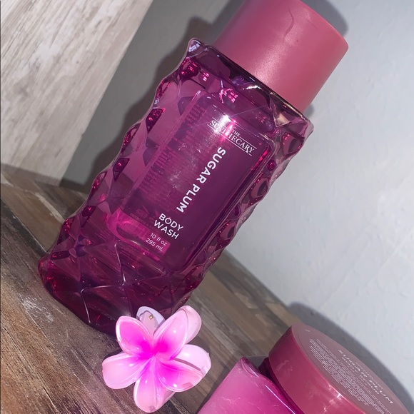 Pink Sugar Plum Bath Set of body wash, scrub, claw clip and bracelets - Picture 4 of 4